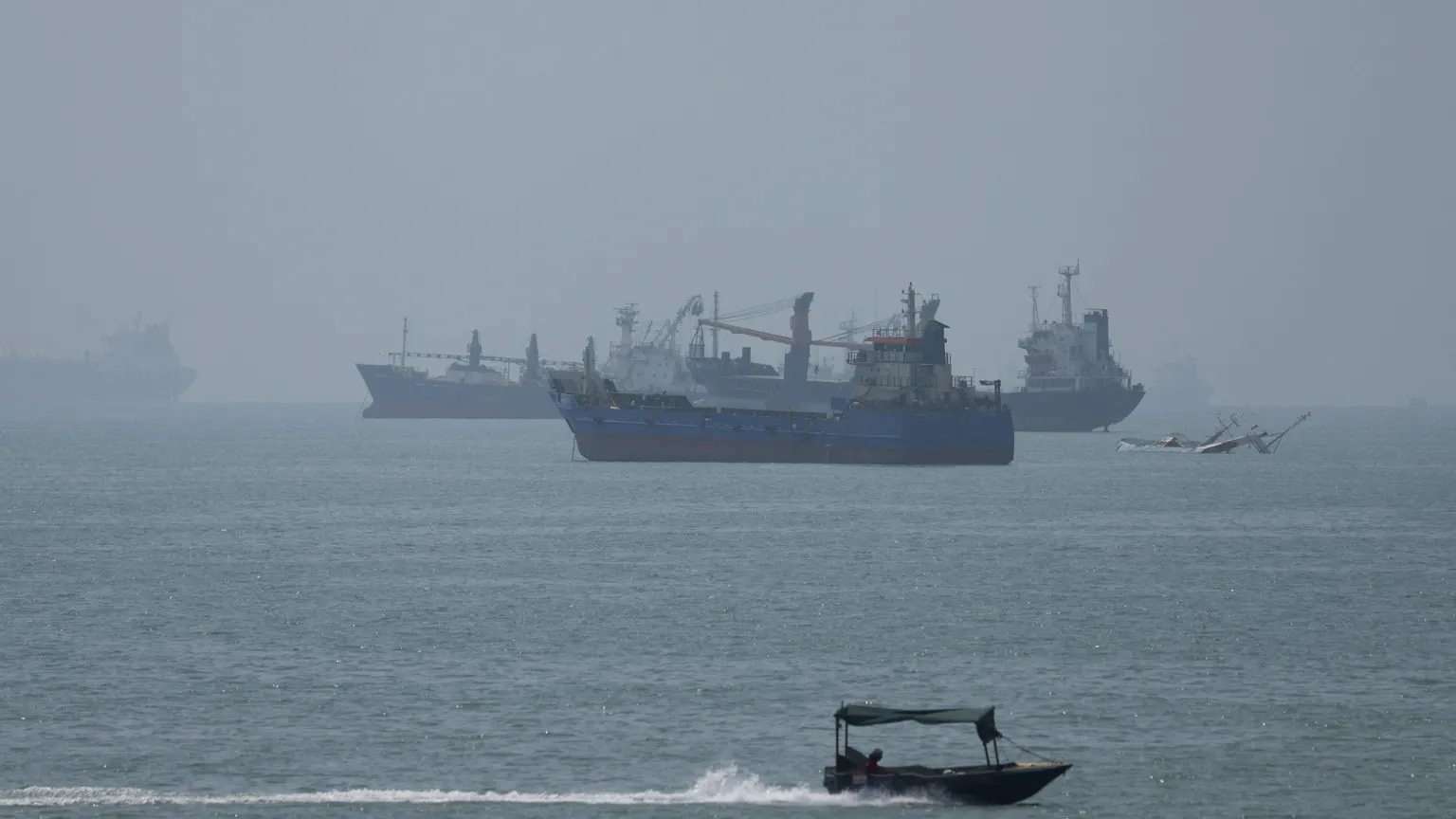 US Strikes Iranian Missile Launchers on Larak Island in Strait of Hormuz