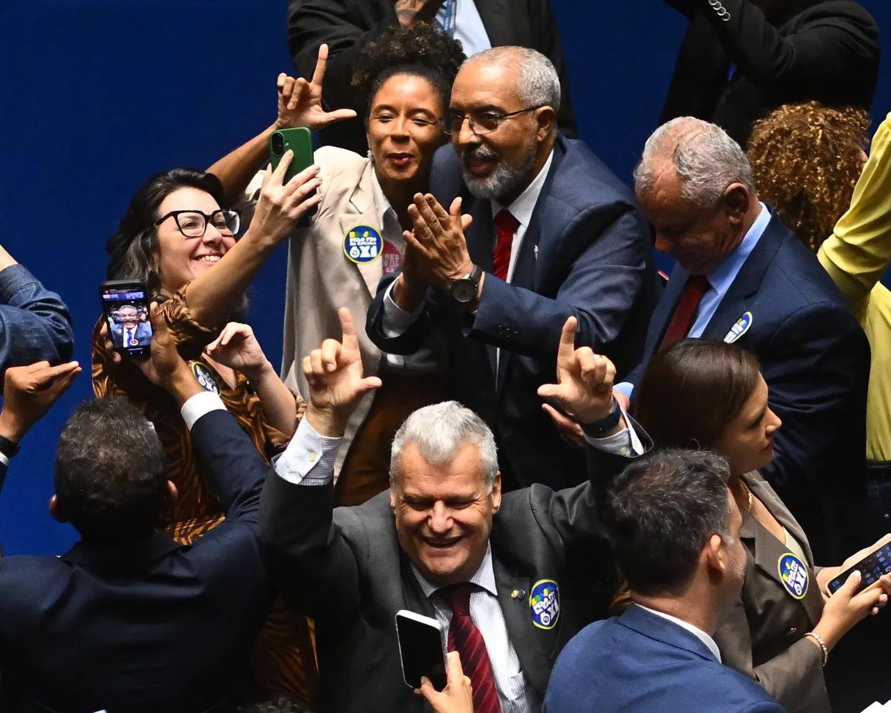 Brazil Cuts Workweek to 40 Hours in Senate Vote, Boosting Lula Ahead of Runoff