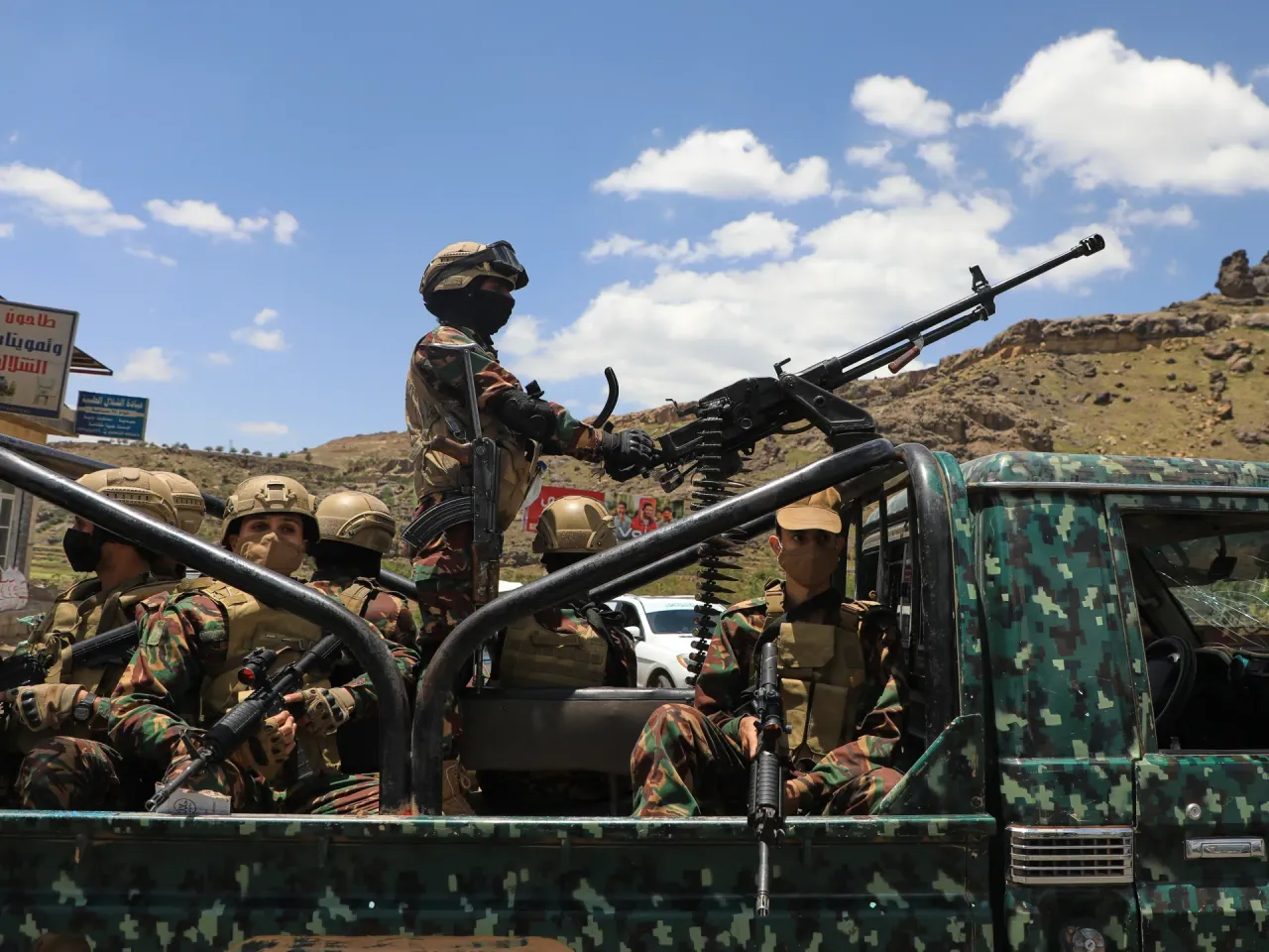 Houthi Advance on Bab al-Mandeb Reshapes Yemen Conflict as Displacement Crisis Deepens