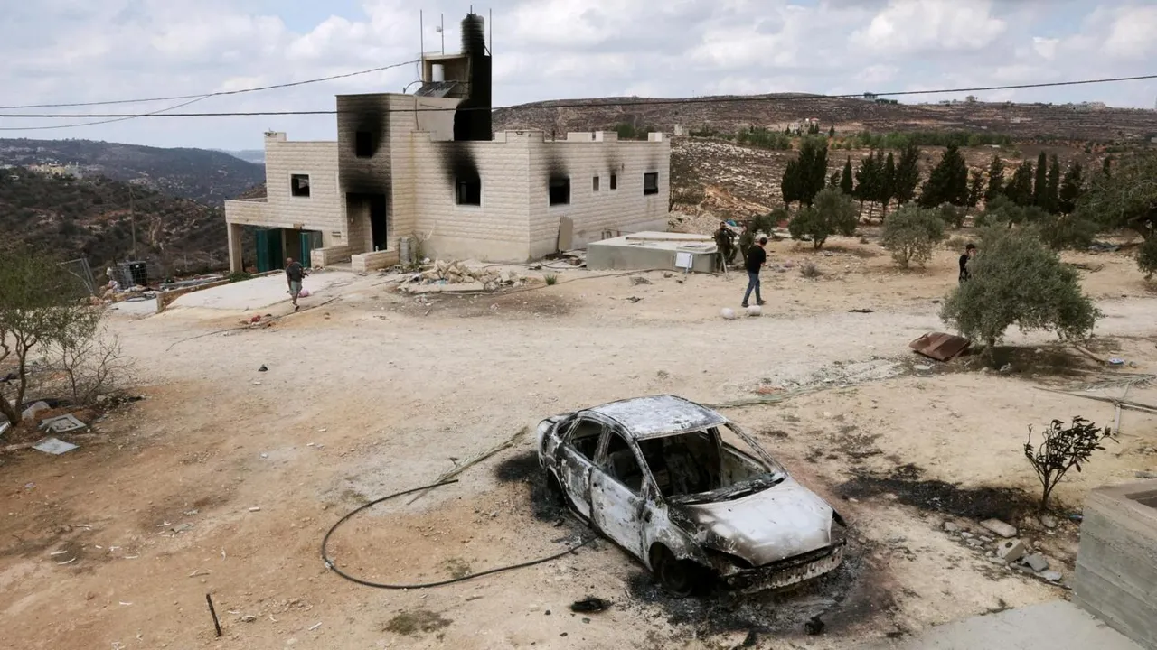 Israeli Settlers Attack West Bank Village, Burn Palestinian Homes as Family Attempts Court-Ordered R
