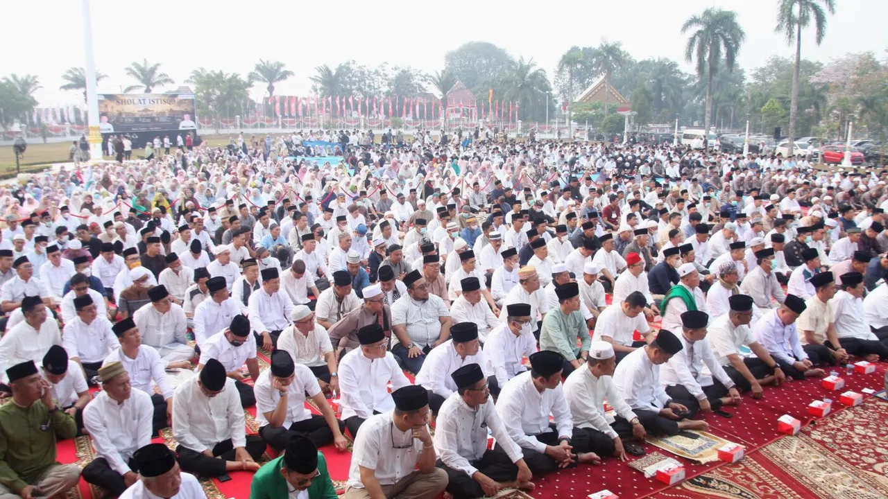 Indonesians Brave Choking Smoke to Pray for Rain as Country Battles Wildfires