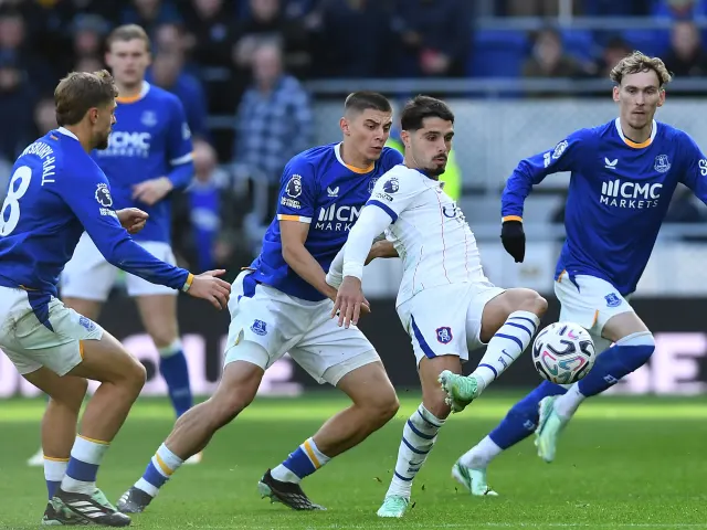 Chelsea beat Everton 2-0 as Pedro Neto scores brace, Emi Martinez hospitalised after head clash