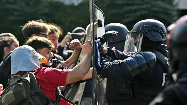 High School Protests Grip France as Violence Escalates and Government Faces Pressure