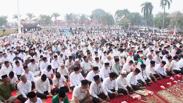 Indonesians Brave Choking Smoke to Pray for Rain as Country Battles Wildfires