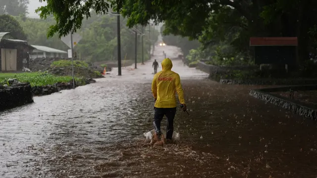 Two Pacific Hurricanes Threaten Hawaii and Mexico's Baja California as Storm Season Peaks