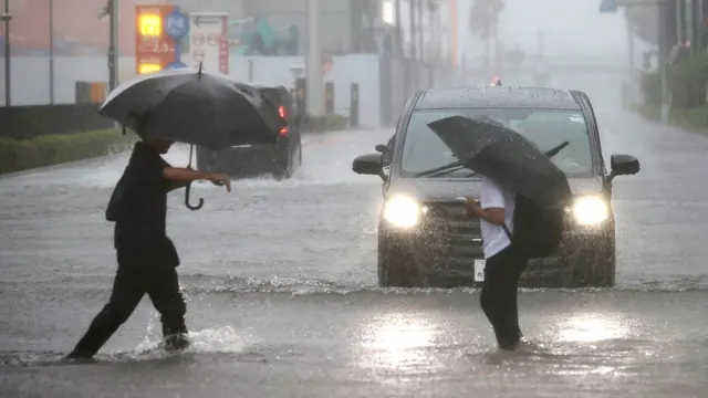 Typhoon Dujuan Batters Japan: Nearly Two Million Under Evacuation Orders, One Dead