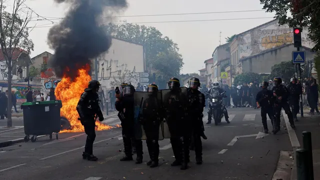Up to 500 schools to close across France as student protests resume