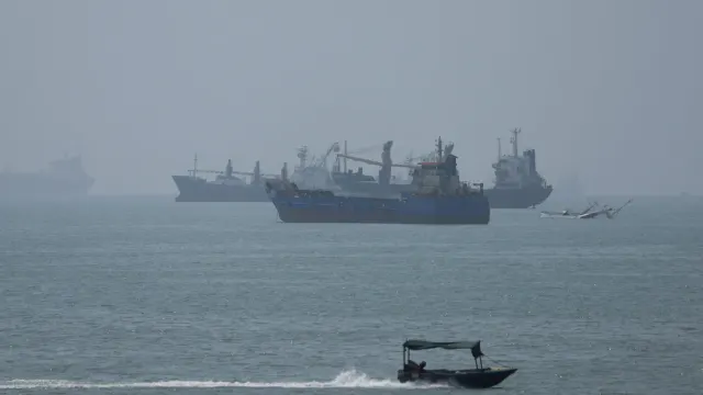 US Strikes Iranian Missile Launchers on Larak Island in Strait of Hormuz