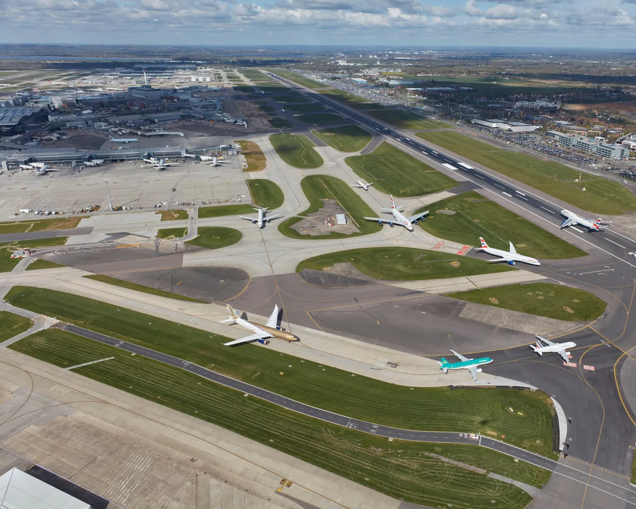 UK Air Traffic Control Fault Cancels 300 Flights, Disrupts Heathrow and Gatwick